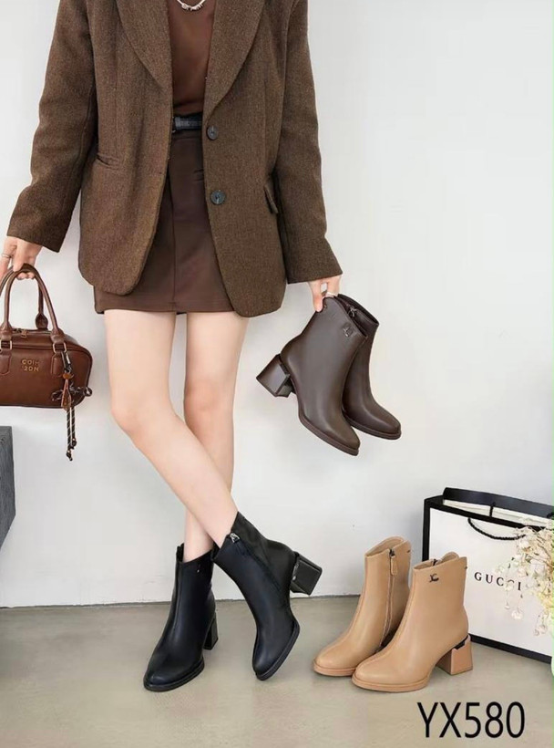نیم بوت پاشنه چهارسانت وارداتی از برند یونای رنگ مشکی و قهوه ای کدYx580